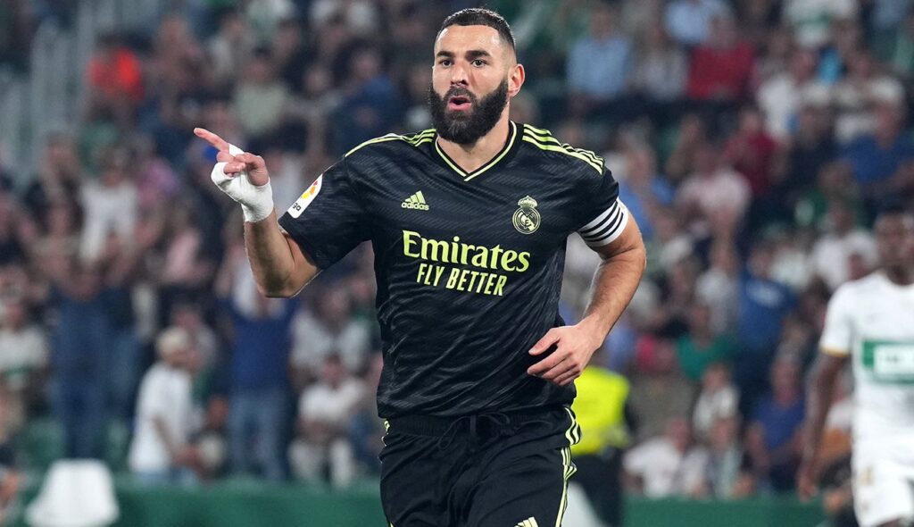 La vergonzosa imagen de Benzema con el árbitro tras su gol