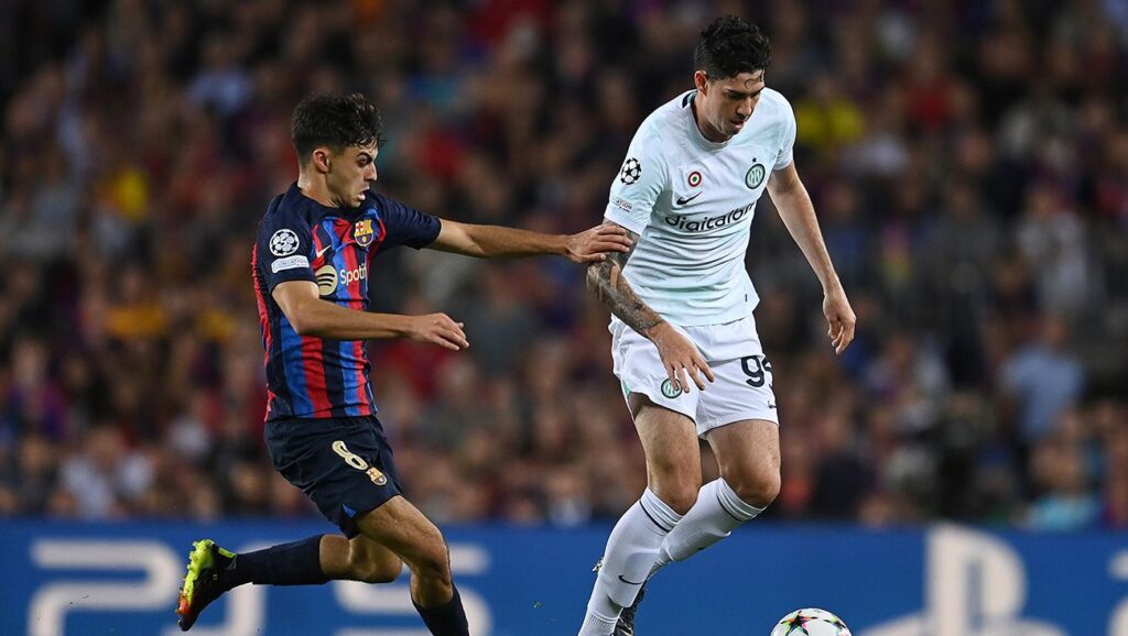 Bastoni volvió a liarla en redes tras el Barça-Inter