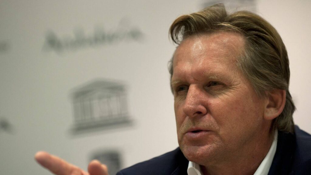Schuster se ‘moja’ con la comparación entre Messi y Maradona