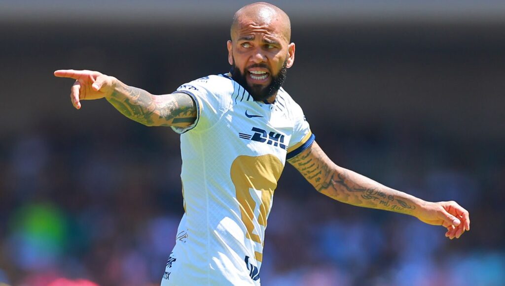 Dani Alves sigue confiando en jugar el Mundial con Brasil