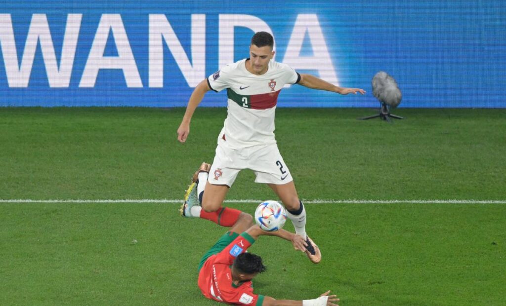 El United pone la directa para dejar al Barça sin Dalot