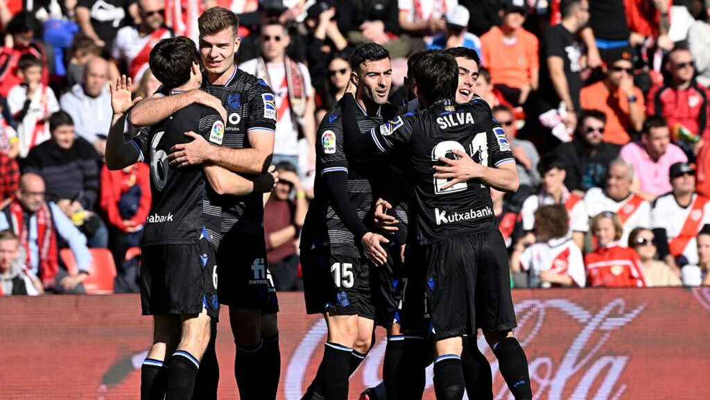 La Real Sociedad avisa al Barça con su quinto triunfo seguido en Liga