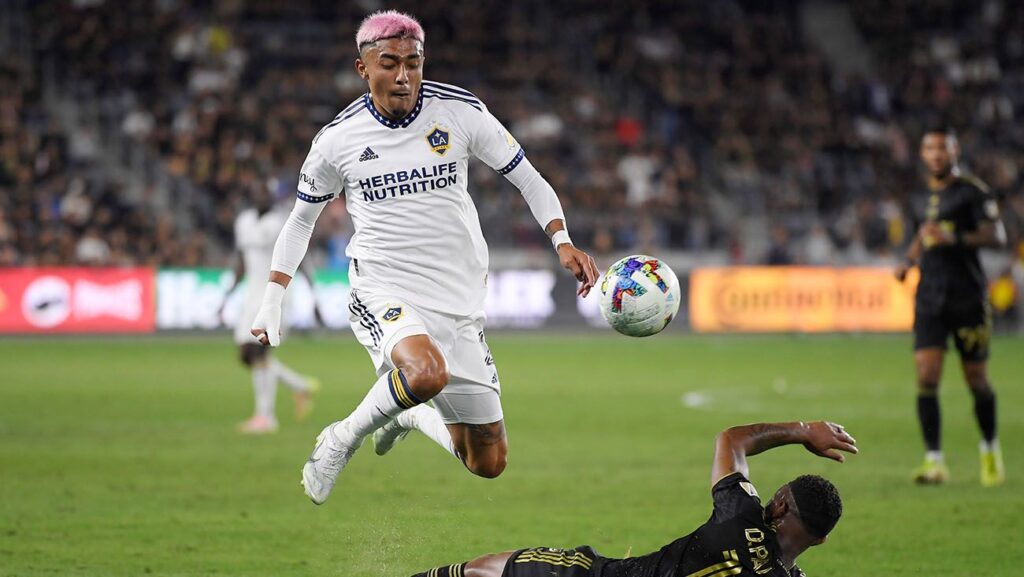 ¿Refuerzo de última hora? El Barça trabaja la cesión de Julián Araujo