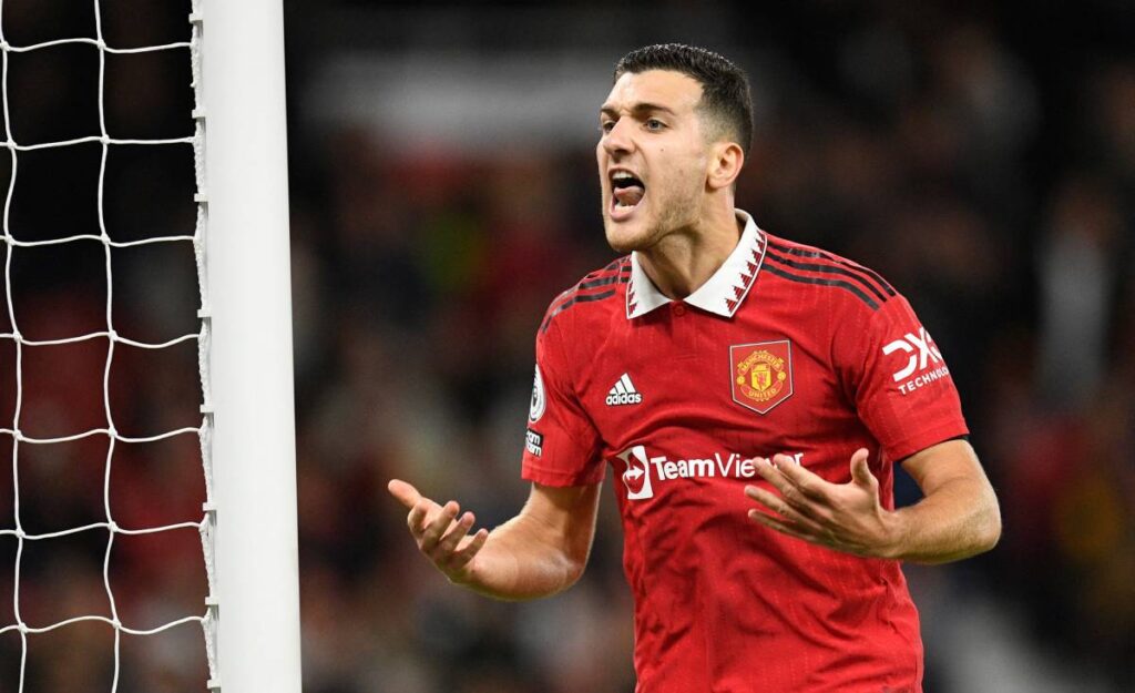 Barça y Real Madrid siguen amenazando la continuidad de Dalot en el Manchester United