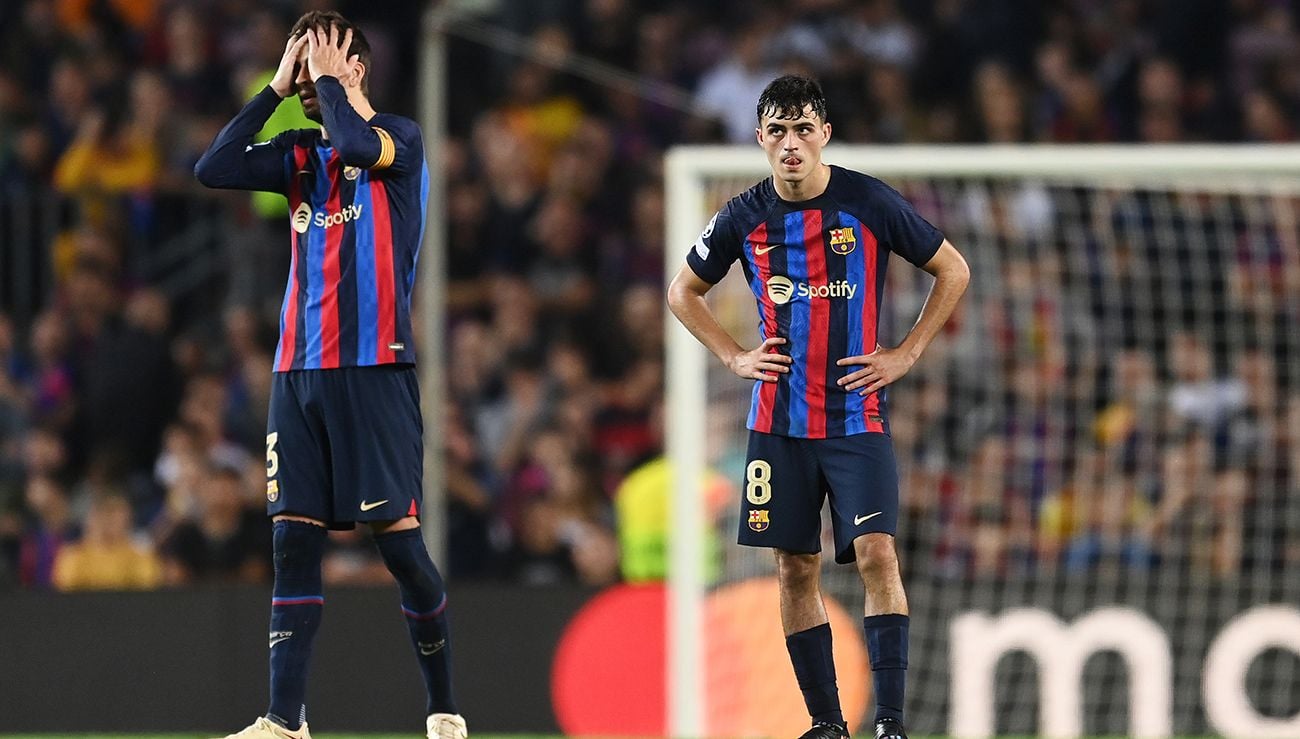 Piqué y Pedri se lamentan tras un gol del Inter