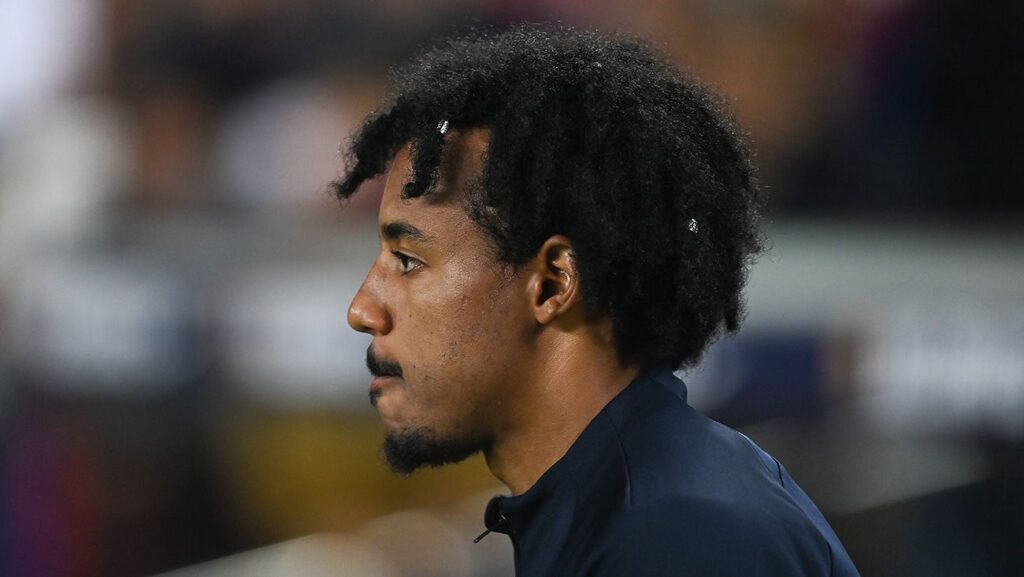 Luces y sombras de Koundé en la sufrida victoria ante el Athletic