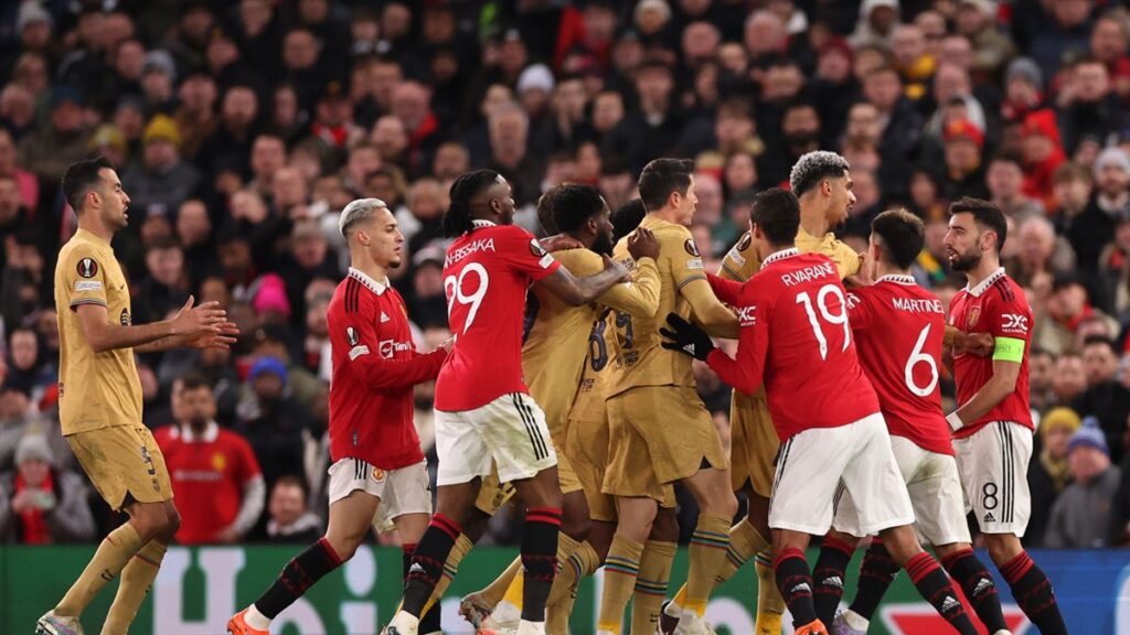 Ronald Araújo y Christensen dieron la cara y evitaron un desastre mayor del Barça en Old Trafford