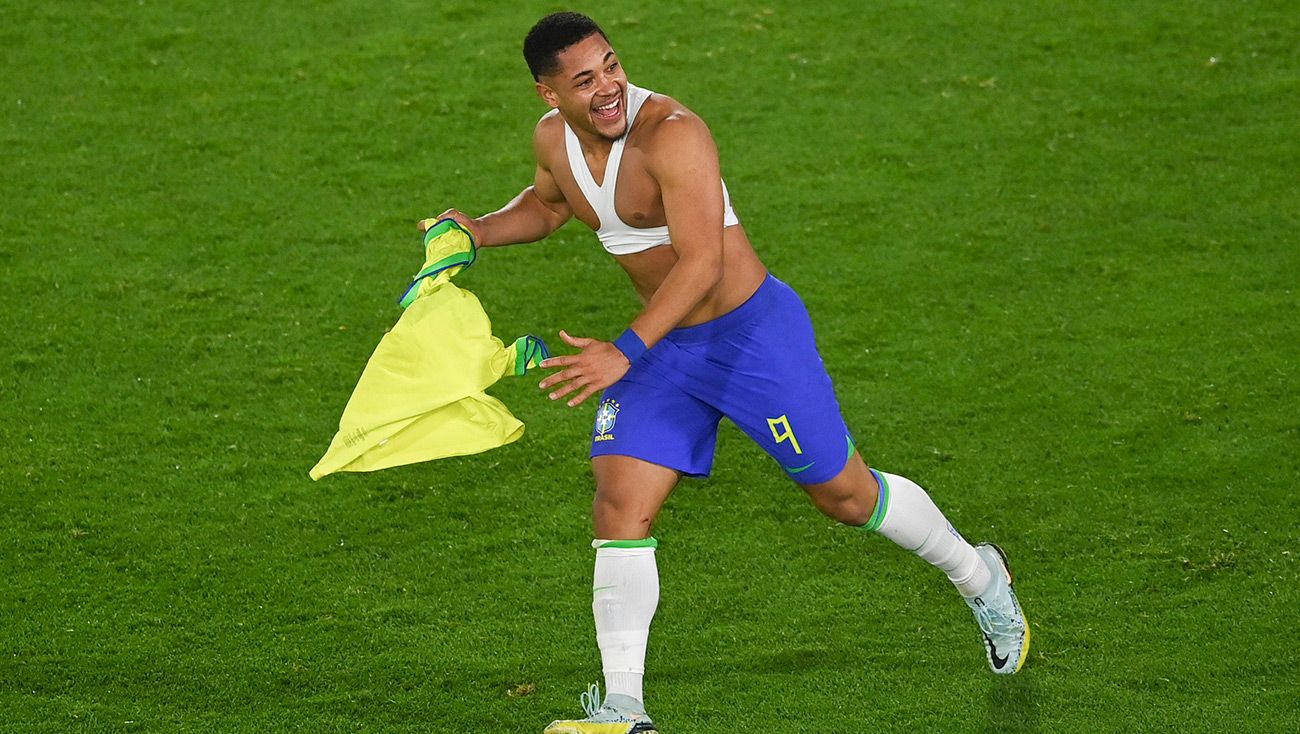 Vitor Roque celebrando con Brasil Sub-20