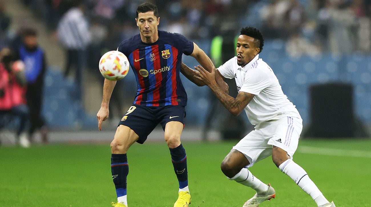 Militao, intentando parar a Lewandowski