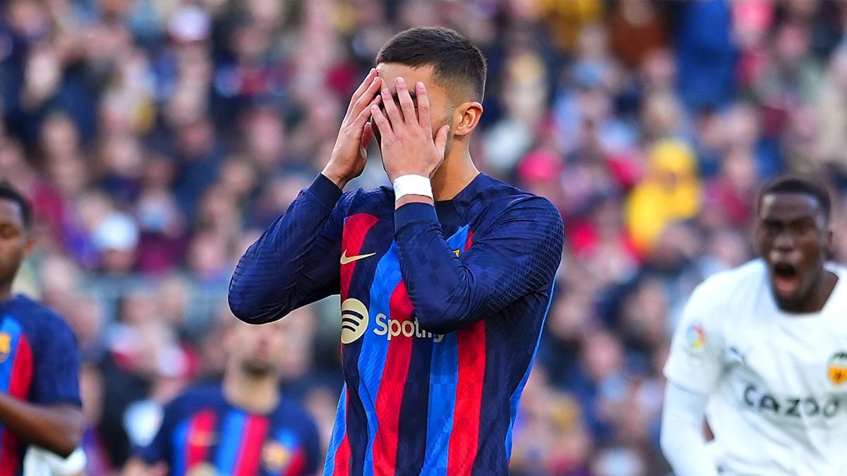 Ferran Torres lamenta un penalti fallado contra el Valencia