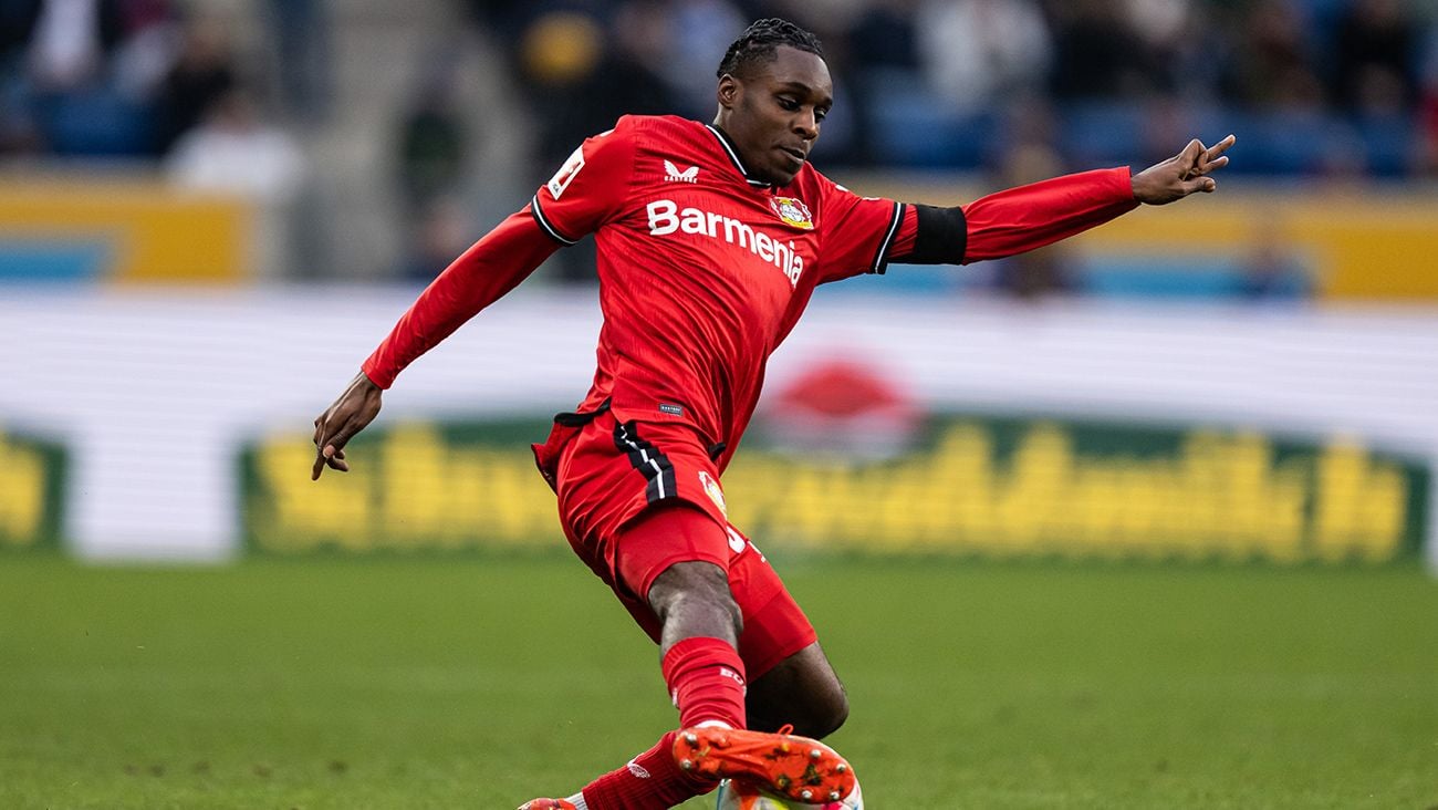 Jeremie Frimpong en un duelo con el Leverkusen Jeremie Frimpong en un duelo con el Leverkusen