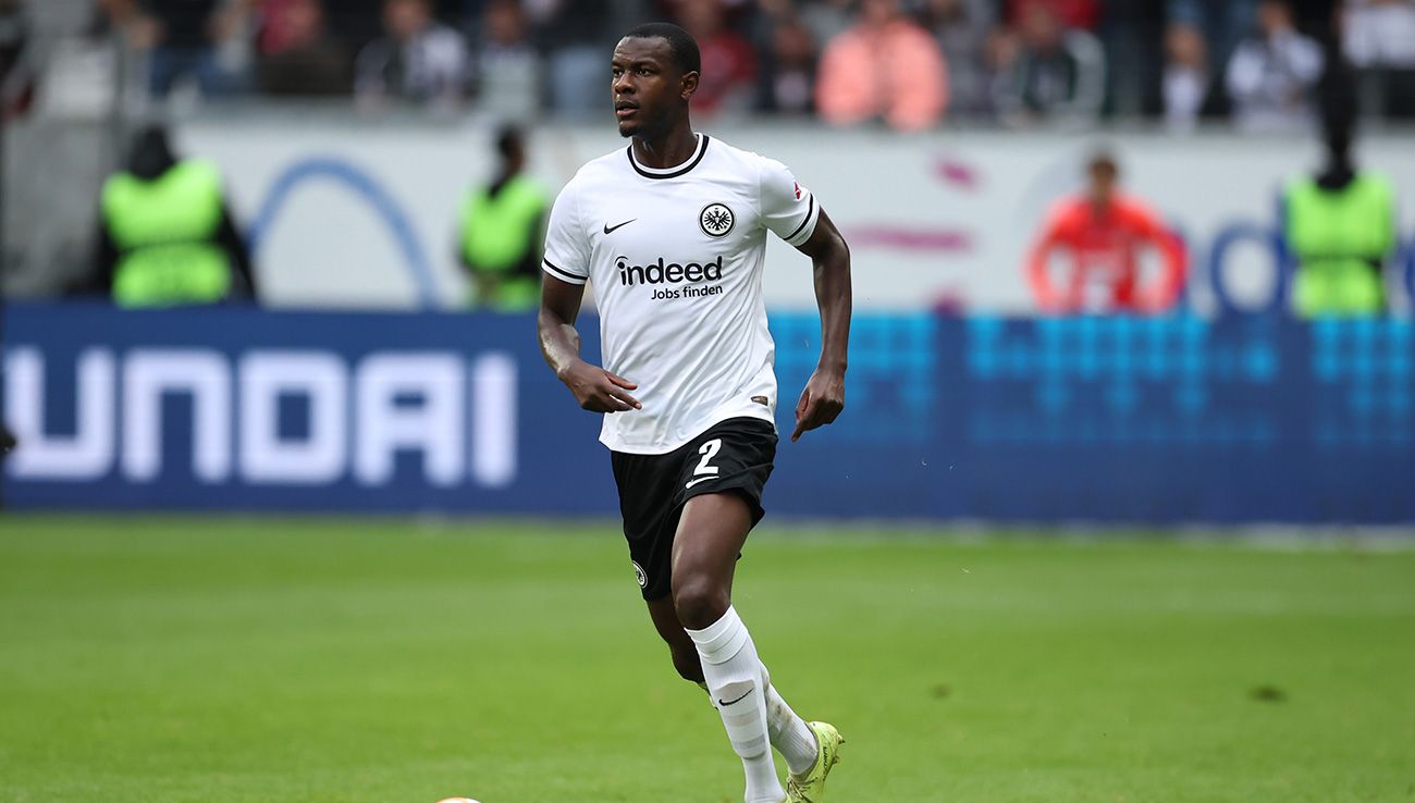 Evan N'Dicka en un partido con el Eintracht