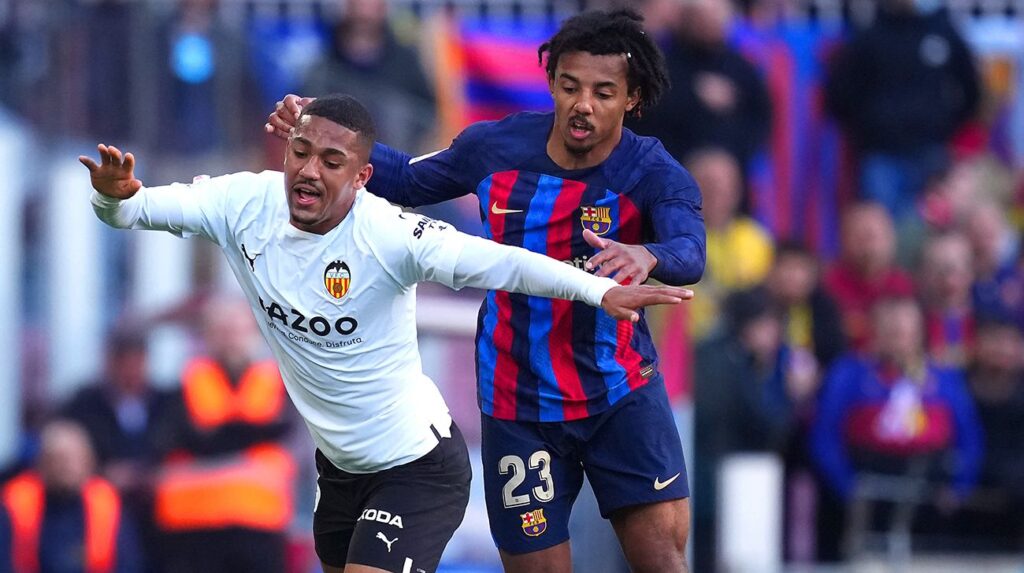 Koundé está demostrando por qué el Barça necesita fichar un lateral derecho