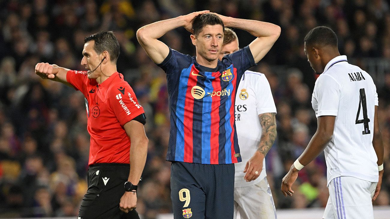 Robert Lewandowski se lamenta tras una ocasión fallida en el Clásico de Copa