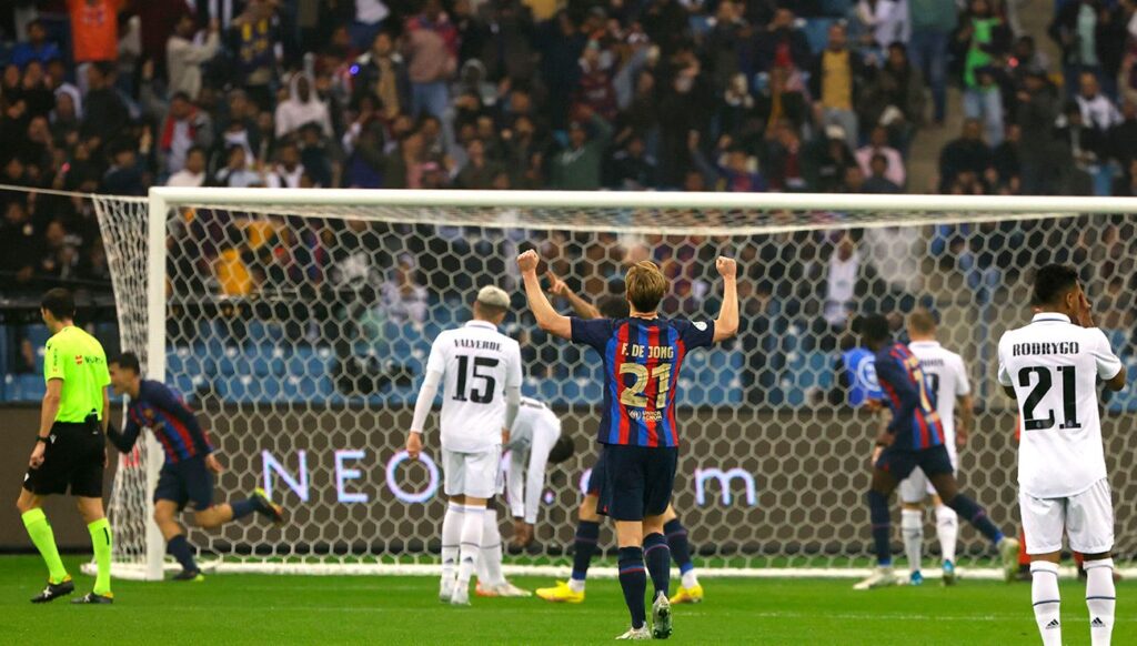 Frenkie de Jong celebrando el gol de Pedri