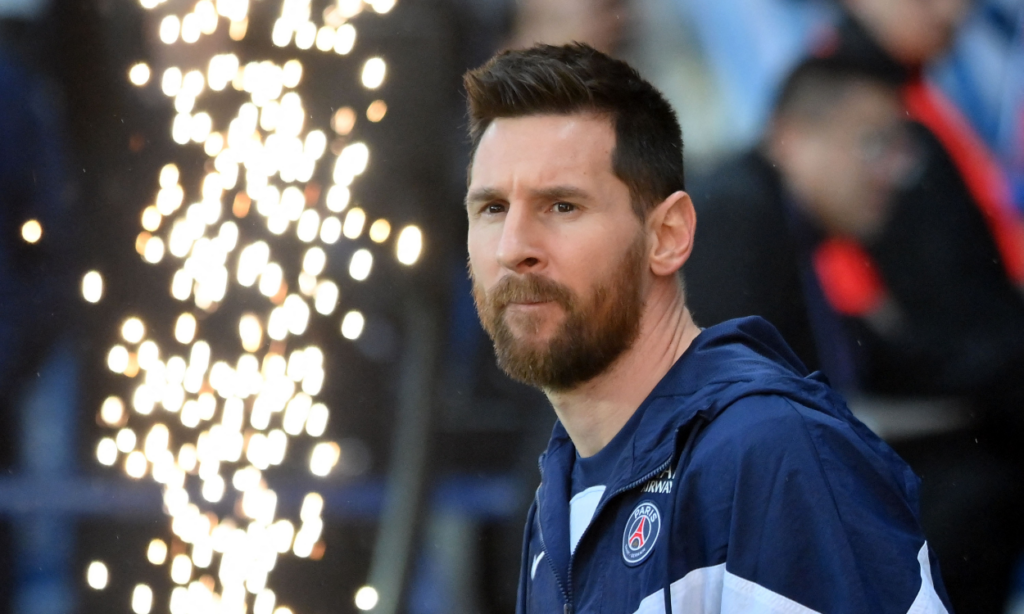 ¿Lo ‘empujan’ al Barça? Leo Messi divide al Parque de los Príncipes