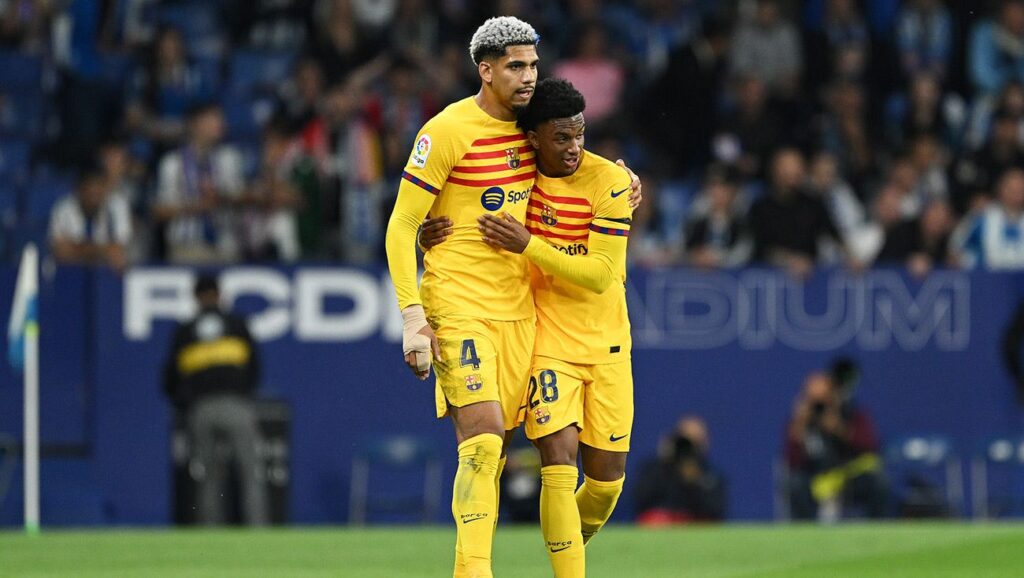 Ronald Araújo y Alejandro Balde, volcados en apoyar al filial del Barça