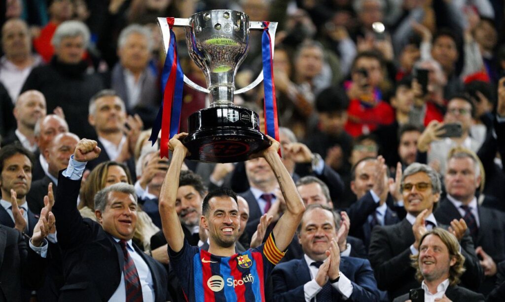 Busquets se pone en un segundo plano ante el Camp Nou en la celebración del Barça