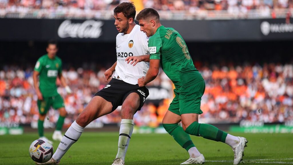 El Betis presiona al Barça por la cesión de Nico González