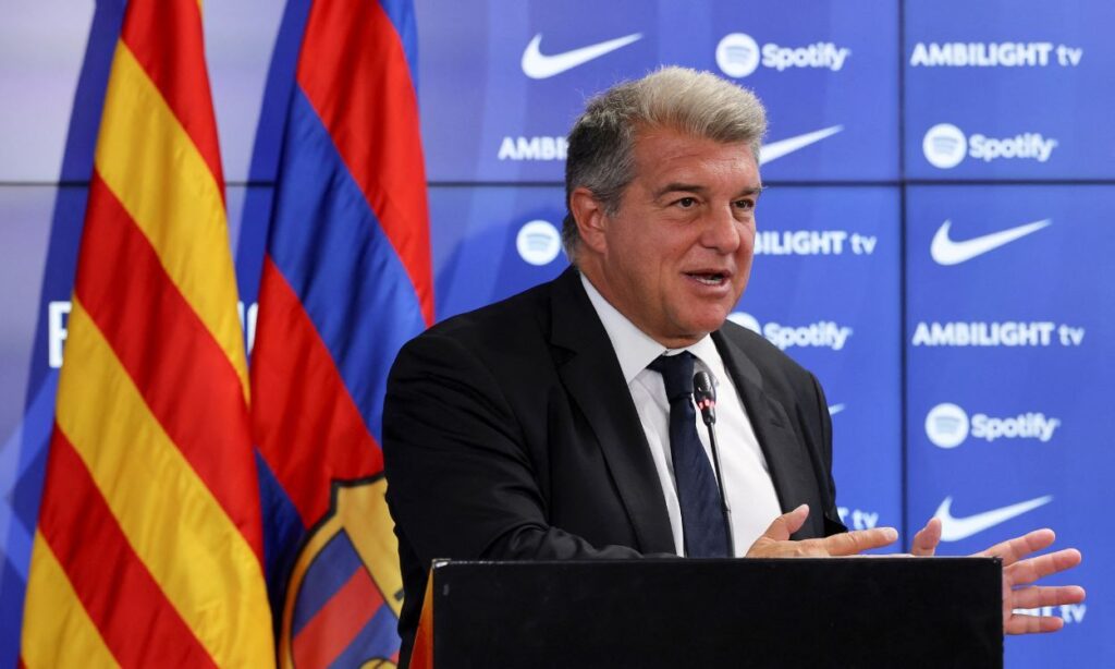 Joan Laporta se ‘moja’ sobre el posible fichaje de Bernardo Silva