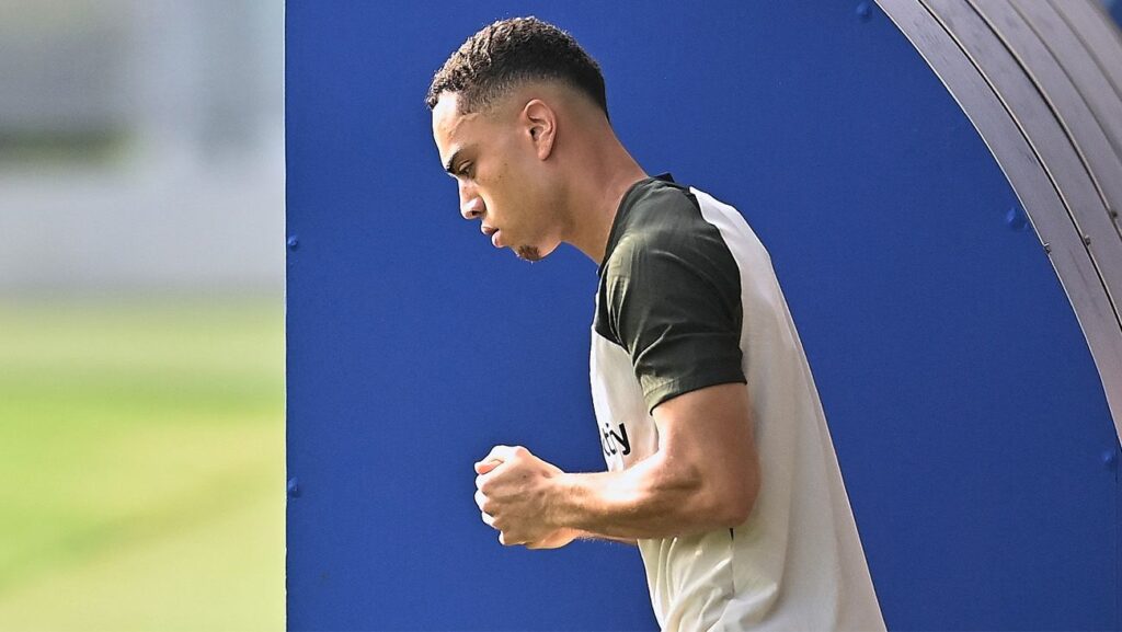 El Barça se desespera con Sergiño Dest y no descarta rescindirle el contrato