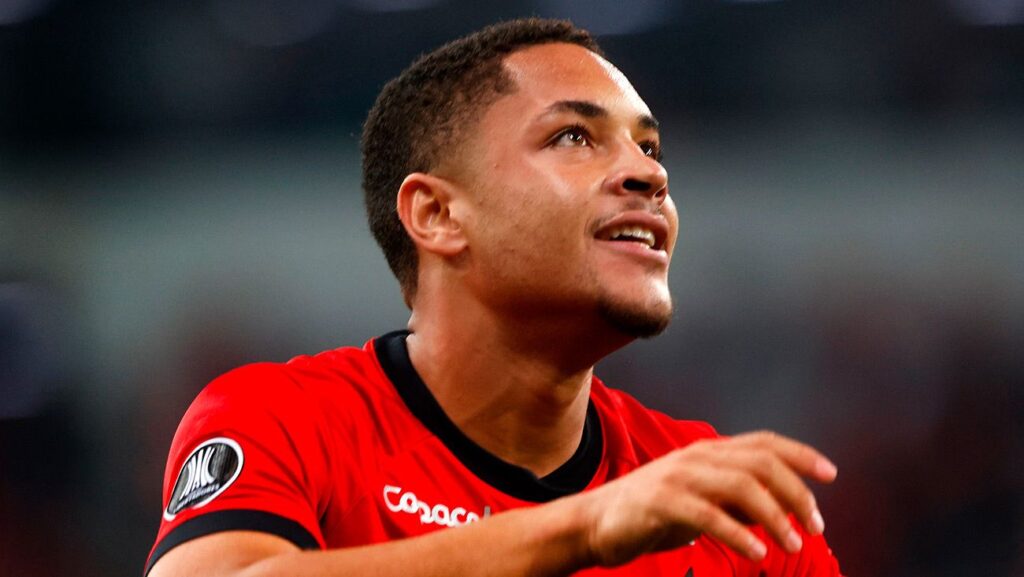 PSG, United y Chelsea tientan a Vitor Roque para ‘plantar’ al Barça