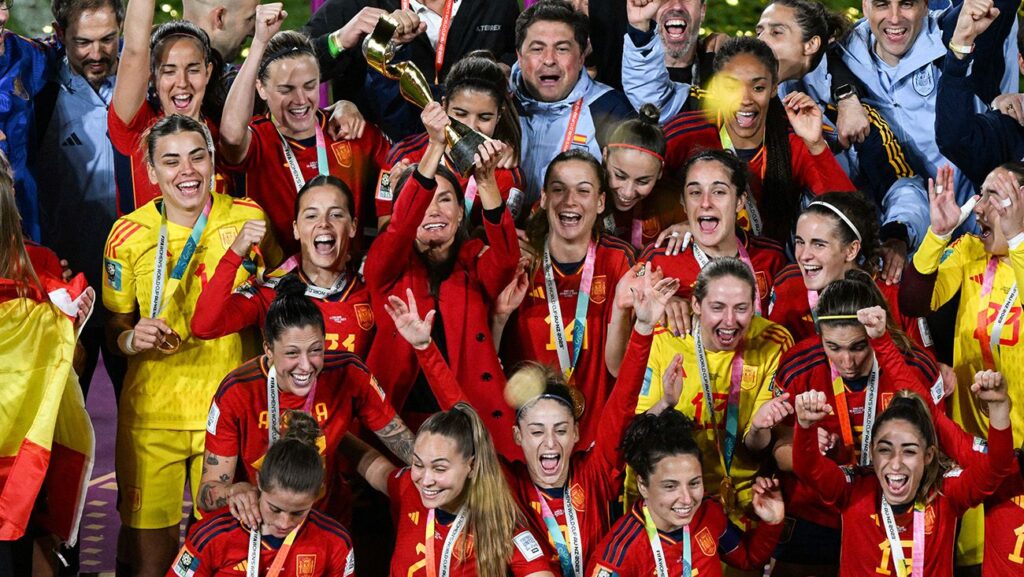Así ha sido la fiesta de las campeonas del mundo: Locura en el autocar y baño de masas