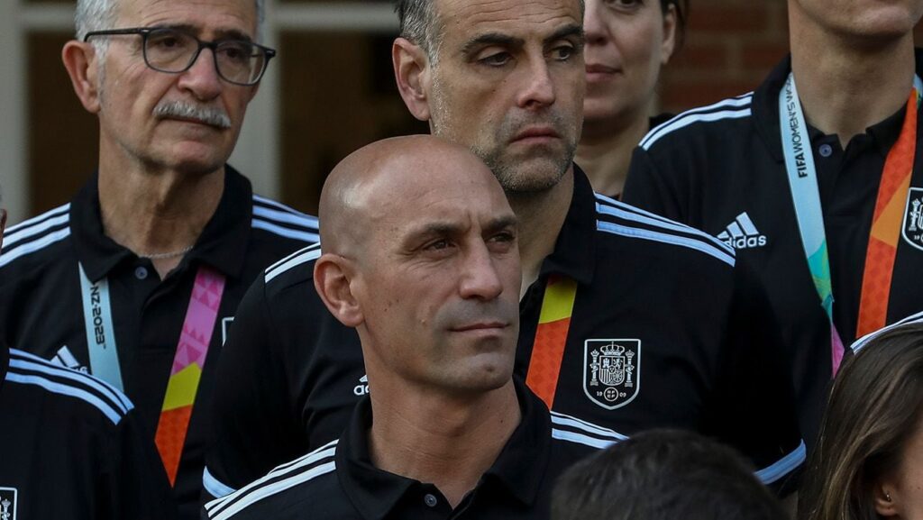 Sigue el escándalo: Arrecian las críticas contra Rubiales tras su beso a Jenni Hermoso