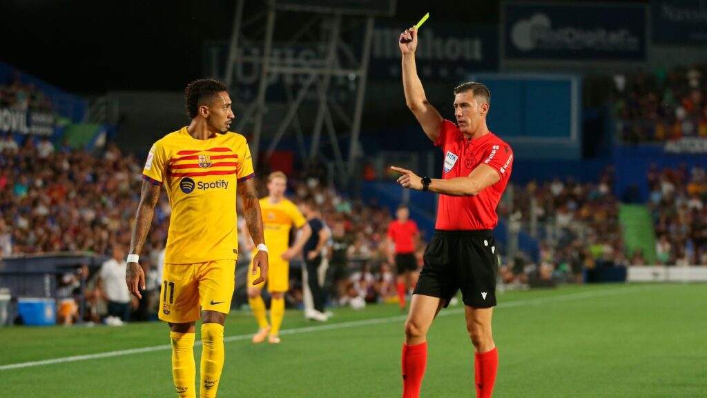 ¡Cayó en la trampa! Raphinha, expulsado por un codazo ante el Getafe