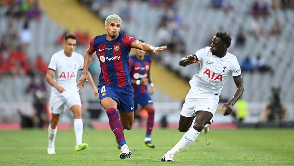 ¡Cambio por precaución! Ronald Araújo salió con molestias del Joan Gamper