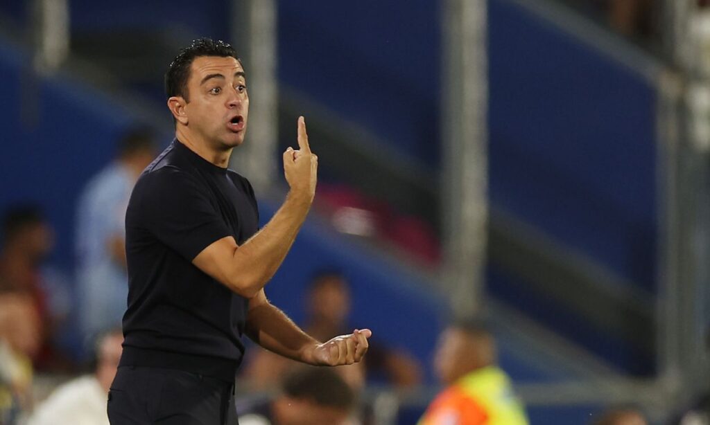 «Estamos haciendo el rídiculo»: Xavi estalla por el arbitraje tras ser expulsado
