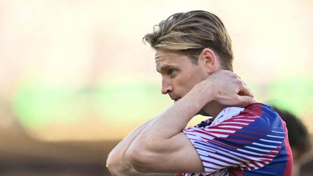 Frenkie de Jong visitó con sus nuevas muletas al vestuario del Barça