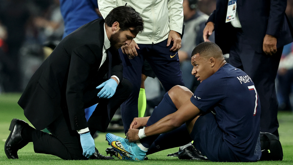 ¡Suenan las alarmas en el PSG! Mbappé se retiró lesionado del ‘Le Classique’