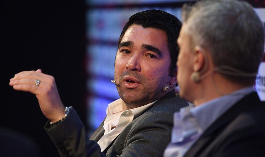 El CEO del Paranaense pone a Deco por las nubes en la negociación por Vitor Roque