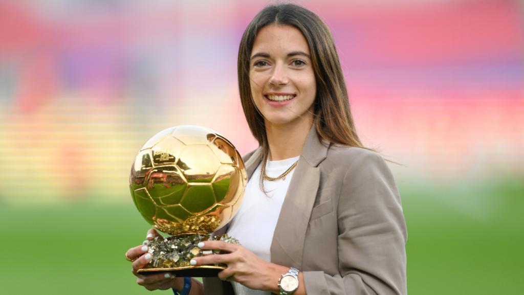 Aitana celebra el Balón de Oro ‘arropada’ por la afición del Barça