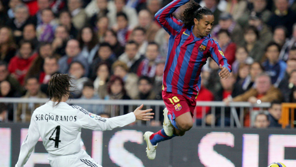 El mítico gol de Ronaldinho al Real Madrid en el Bernabéu está de cumpleaños