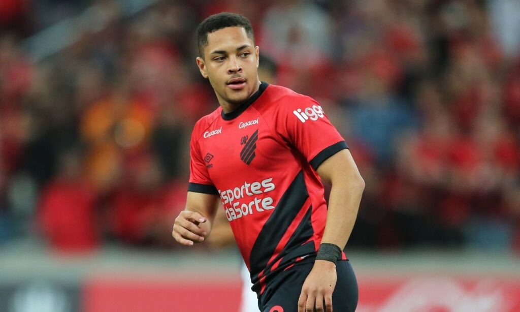 Vitor Roque vuelve a entrenar con el Paranaense, atento a la decisión del Barça