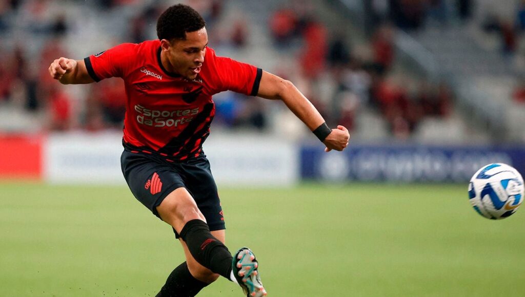 Vitor Roque volvió por fin de su lesión en el empate del Paranaense