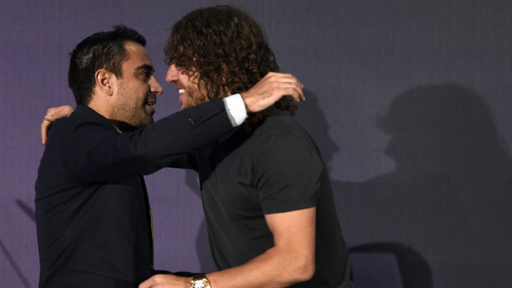 Visita de Puyol a Xavi y a los jugadores en el momento perfecto del curso