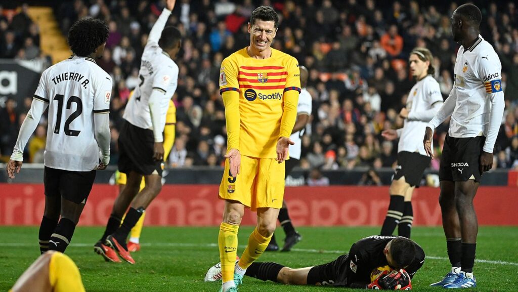 Lewandowski sigue su ‘caída a los infiernos’ en Mestalla