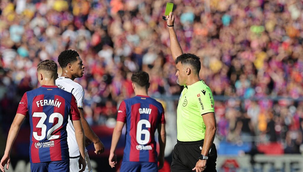 Los indignantes audios del VAR sobre el penalti de Tchouaméni a Araújo en el Clásico