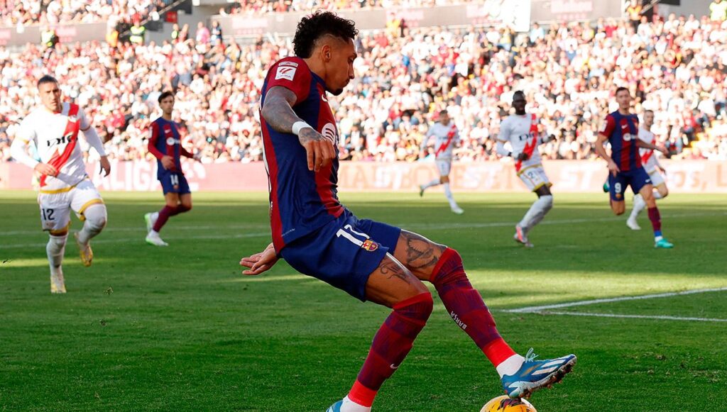 Los audios del VAR del penalti no pitado a Raphinha que impidió al Barça ganar en Vallecas