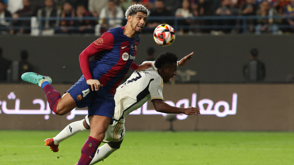 El polémico penalti de Ronald Araújo a Vinicius que ‘mató’ la remontada del Barça