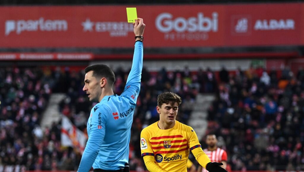 ¡Tarjeta azul! La revolución que prepara la IFAB para las protestas y faltas tácticas en el fútbol
