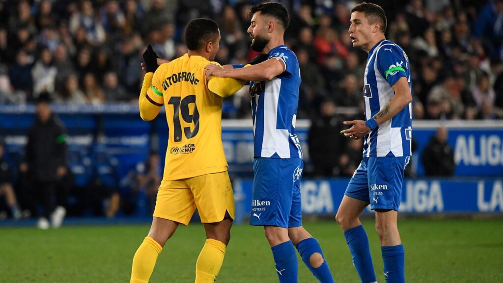 Rafa Marín ‘aviva’ la polémica sobre la ‘dudosa’ expulsión de Vitor Roque contra el Alavés