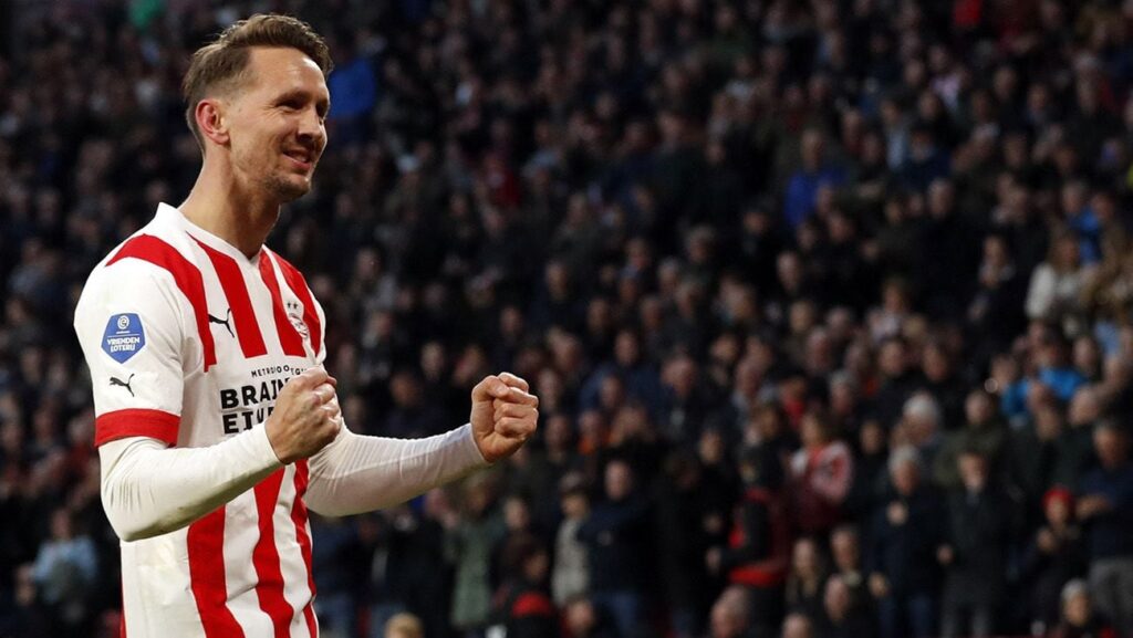 Luuk de Jong saca pecho por su etapa en el Barça: «El Camp Nou coreó mi nombre»