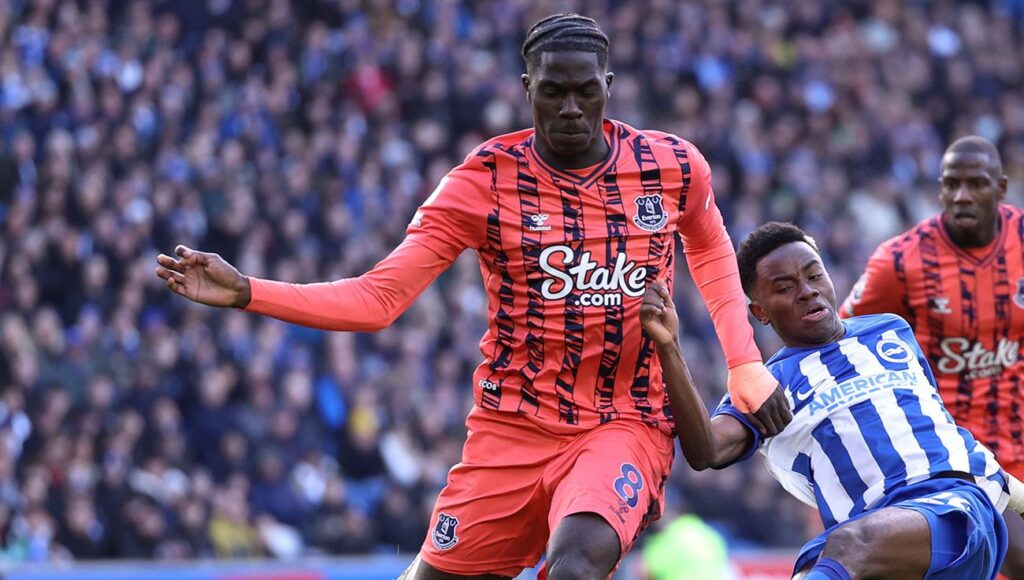 El FC Barcelona no se olvida de Amadou Onana, el pivote favorito de Deco