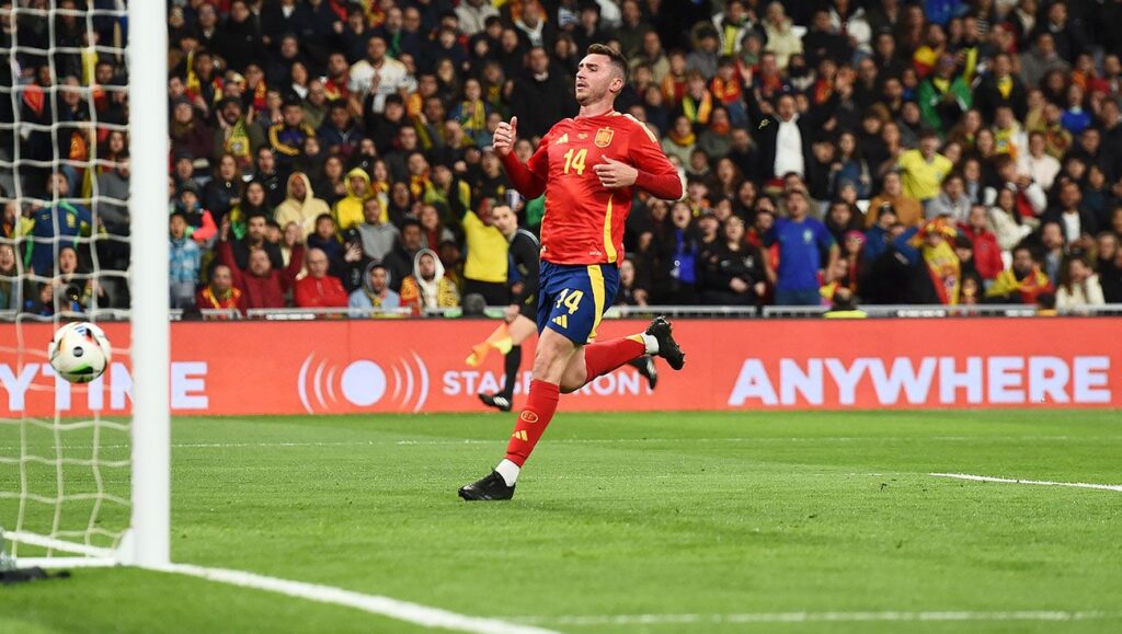 El ‘vacile’ de Aymeric Laporte a Vinicius tras su encontronazo en el España-Brasil