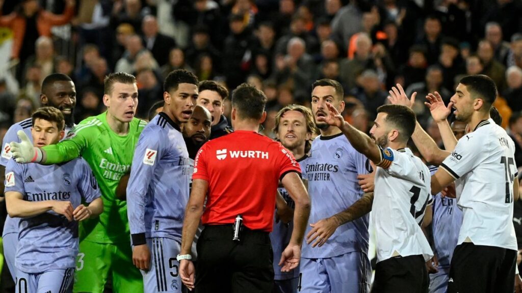 ¡Polémica! Gil Manzano pitó el final del Valencia-Madrid mientras Bellingham marcaba el 2-3
