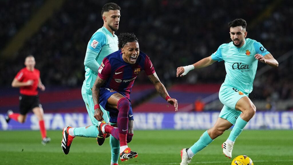 La razón por la que el VAR señaló el penalti sobre Raphinha en el Barça-Mallorca